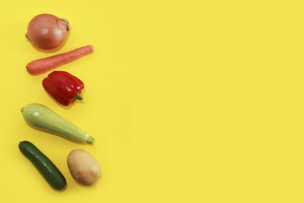 自然の新鮮な野菜、赤ピーマン、ジャガイモ、玉ねぎ - 写真・画像
