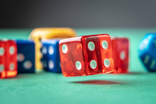 Красочные кубики на зеленом столе. Концепция казино и шанс на победу - Фото, изображение