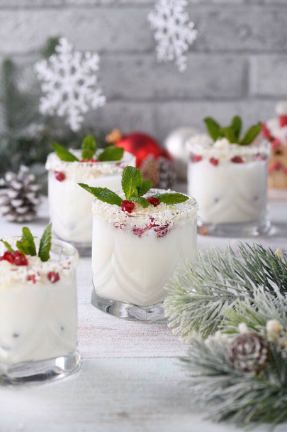 白クリスマスモヒートは、リキュール、テキーラ、ザクロの種のココナッツミルク、ココナッツフレーク、さわやかなミントで作られています。. - 写真・画像