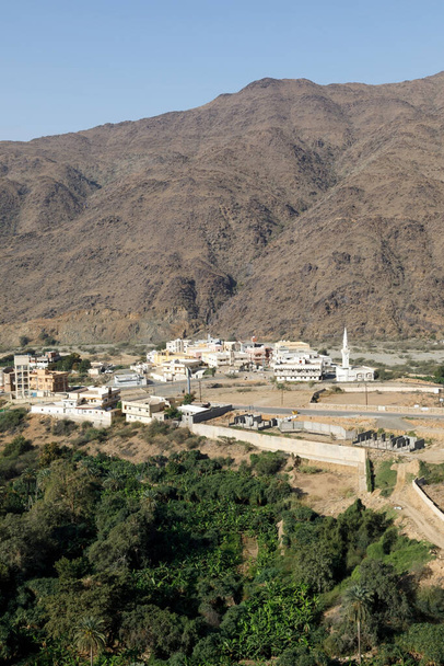 Blick vom Thee-Ain-Kulturerbe in Al-Baha, Saudi-Arabien auf das gleichnamige Dorf - Foto, Bild