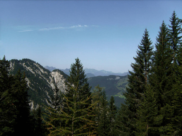 Panorama de montagne de Kufstein via ferrata, à travers la face nord, Autriche en automne - Photo, image
