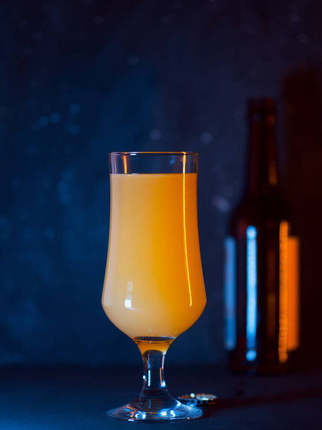 Fruit craft drink melomel, glass on a dark background. Russia craft alcohol - Foto, Imagen