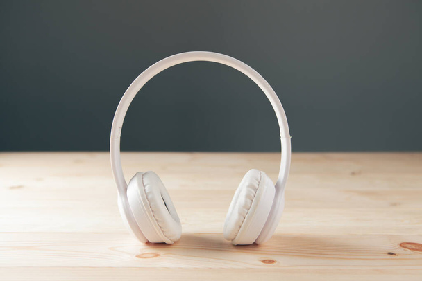 великі білі навушники на столі
 - Фото, зображення