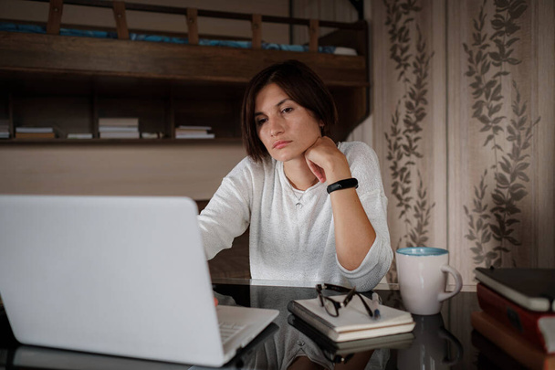Piękna azjatycka młoda kobieta pracująca na laptopie siedząc w salonie. Przytulne miejsce pracy biurowej, praca zdalna, koncepcja e-learningu - Zdjęcie, obraz