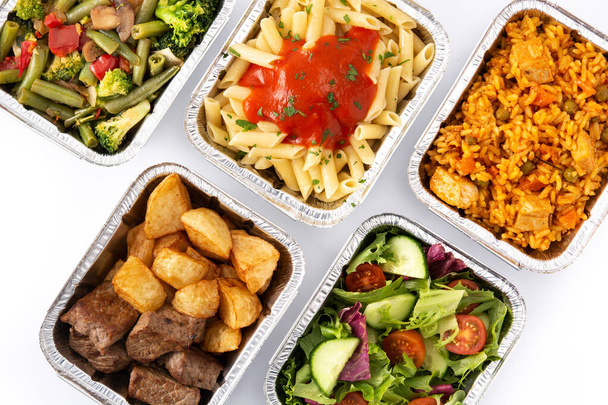 Portare via cibo sano in scatole di alluminio isolate su sfondo bianco - Foto, immagini
