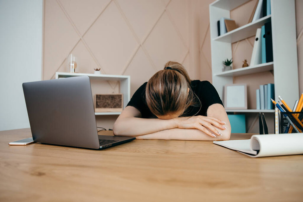 Übermüdete Geschäftsfrau am Arbeitsplatz im Büro. Abbau von Stress, Anspannung und Depression. - Foto, Bild