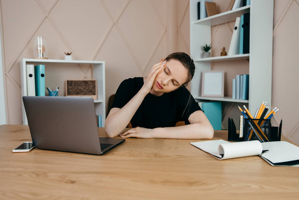 Femme d'affaires surmenée fatiguée sur le lieu de travail au bureau. Abaisser le stress, la tension et la dépression. - Photo, image