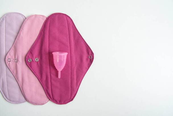 концепция хлопчатобумажных многоразовых прокладок во время женских периодов - Фото, изображение