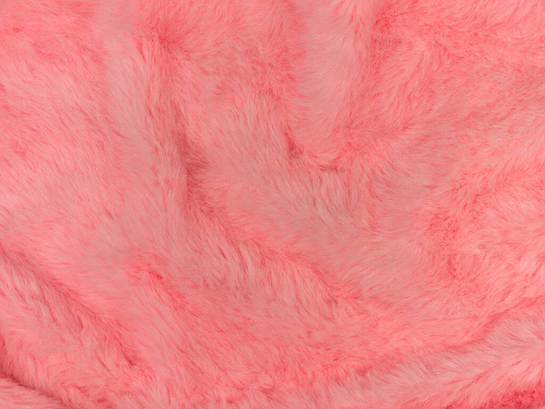 ピンクのファーのテクスチャトップビュー。コーラルふわふわ生地のコートの背景。冬のファッションカラートレンド女性のフラットレイ、女性のブログは、テキストのデザインのための背景をバラ。女の子抽象的な壁紙テキスタイル表面 - 写真・画像