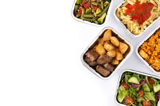 Tolga il cibo sano in scatole di lamina di metallo isolate su sfondo bianco. Vista dall'alto. Copia spazio - Foto, immagini