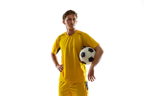Ritratto di giovane calciatore in posa isolato su sfondo bianco. - Foto, immagini