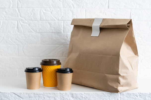Plan de groupe d'emballages alimentaires biodégradables et recyclables sur fond blanc, assiettes en papier, tasses, contenants, sacs, pas de logos - Photo, image