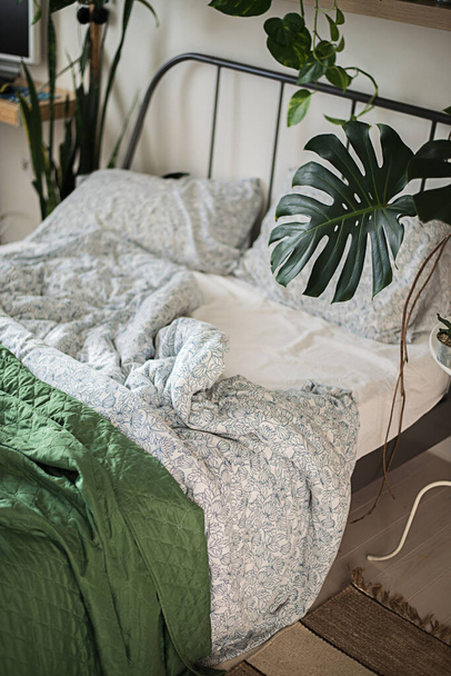 urban jungle interiour with tropical frowers in bedroom - Φωτογραφία, εικόνα