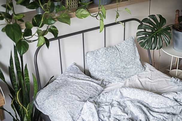 urban jungle interiour with tropical frowers in bedroom - Foto, Imagen