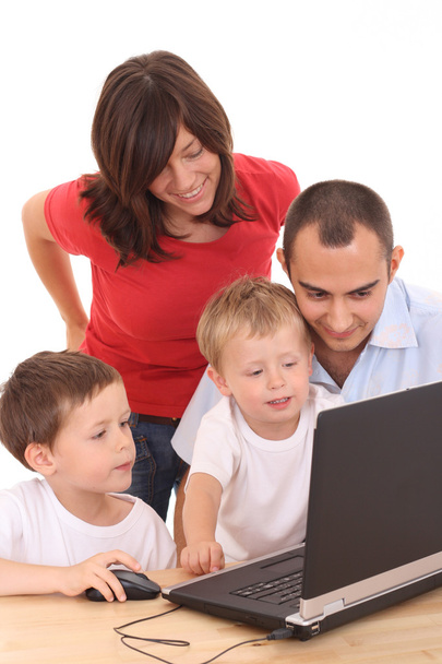 Familia usando laptop - Foto, Imagen