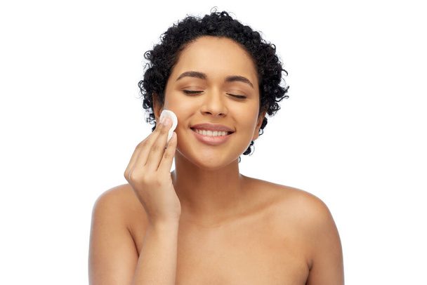 happy african woman cleaning face with cotton pad - Zdjęcie, obraz