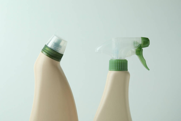 Beyaz arkaplanda boş deterjan şişeleri, metin için boşluk - Fotoğraf, Görsel