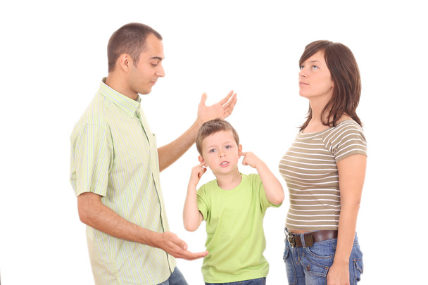 familie ruzie - ouders en 5-6 jaar oude jongen geïsoleerd op wit - Foto, afbeelding