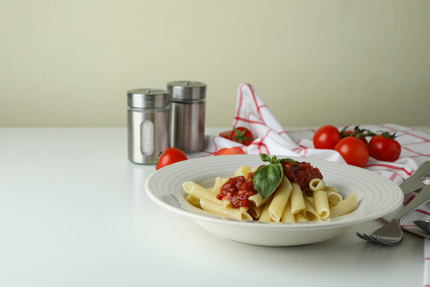 Conceito de comida saborosa com macarrão com molho de tomate na mesa branca - Foto, Imagem