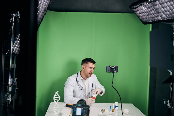 Beau médecin masculin enregistrement vidéo pour blog médical - Photo, image