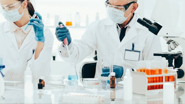 Wetenschappers testen in een medisch laboratorium. wetenschap - Foto, afbeelding