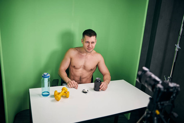 Schöne athletische Mann Aufnahme Video für Bodybuilding vlog - Foto, Bild