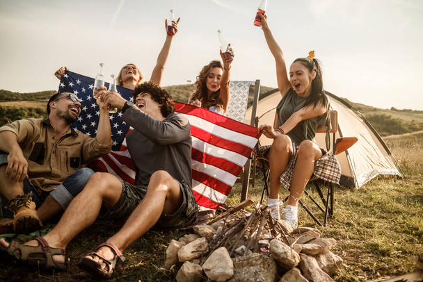 Un groupe d'amis joyeux qui s'amusent devant leur tente lors d'un festival. - Photo, image