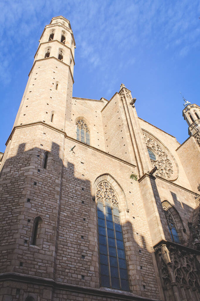 BARCELONA, SPANYOLORSZÁG - TOT 24, 2019: A barcelonai Santa Maria del Mar templom homlokzata - Fotó, kép