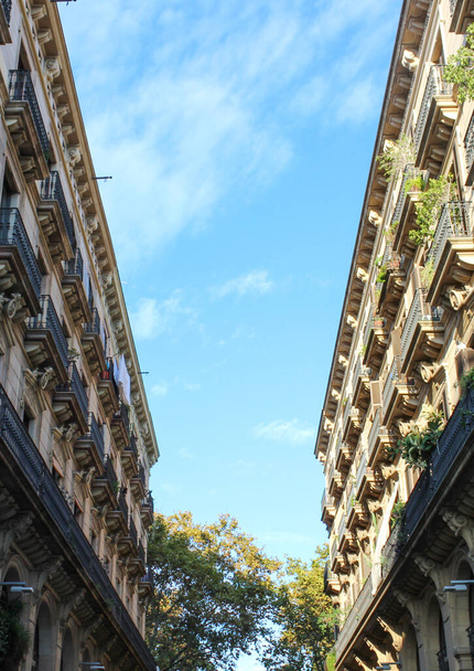 БАРСЕЛОНА, Испания - 24 октября 2019 года: Старая средневековая архитектура улиц Барселоны - Фото, изображение