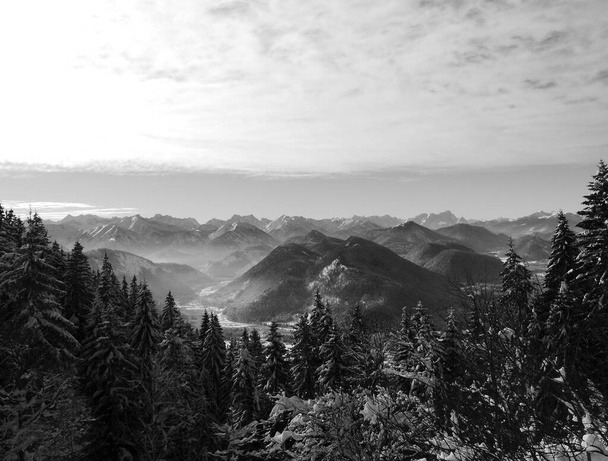 冬のハイキングツアー｜Seekarkreuz(シーケルクルーズ)山とレングリエ小屋,バイエルン州,ドイツ - 写真・画像