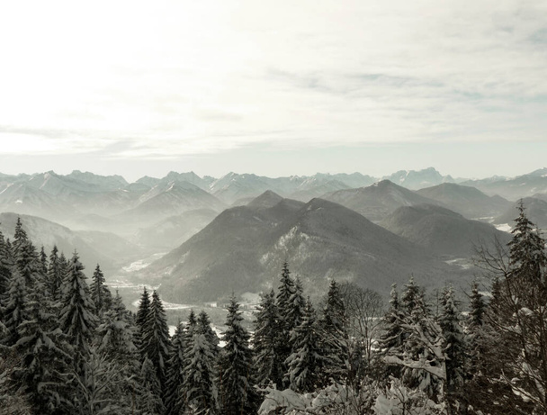Randonnée hivernale vers la montagne de Seekarkreuz et la cabane de Lengrieser, Bavière, Allemagne - Photo, image