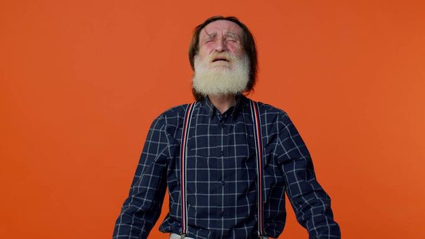 Frustrado anciano barbudo grita de estrés tensión problemas siente horror desesperanza miedo - Foto, Imagen