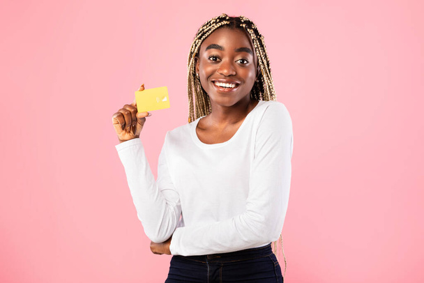 Černá žena ukazuje kreditní kartu a usmívá - Fotografie, Obrázek
