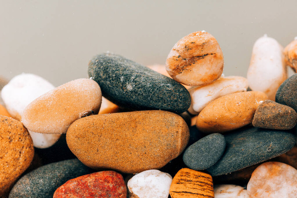 Pebbles coloridos do mar close-up. Textura de fundo, pedras marinhas na água. - Foto, Imagem