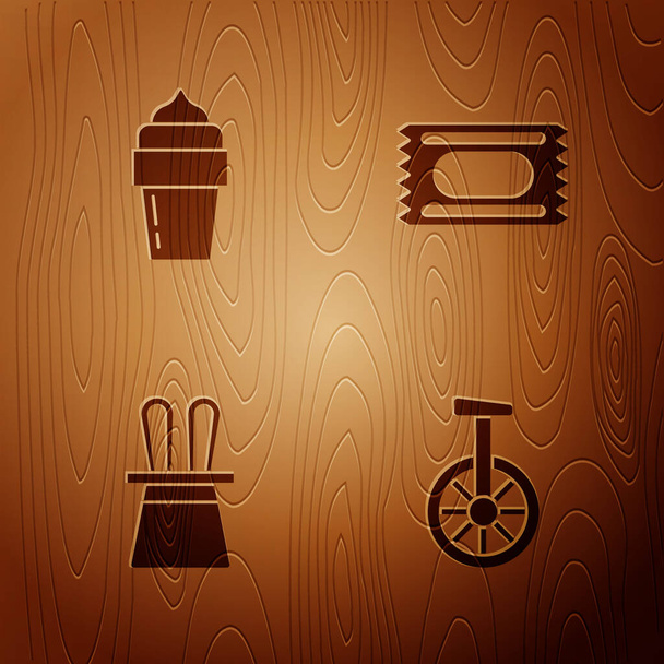 Σετ Unicycle ή ποδήλατο ενός τροχού, παγωτό, καπέλο μάγου και αυτιά κουνελιού και εισιτήριο Circus σε ξύλινο φόντο. Διάνυσμα - Διάνυσμα, εικόνα