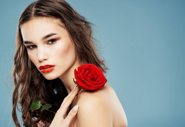 Vista laterale della donna con spalle nude e fiore rosso - Foto, immagini