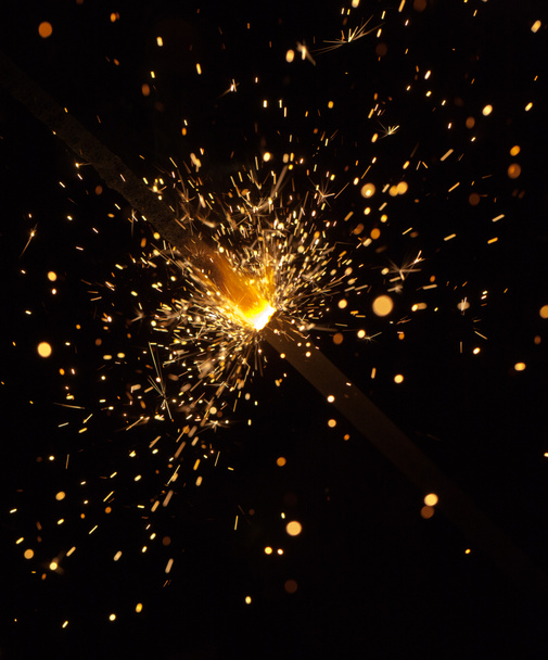 Fuegos artificiales ardientes brillantes en la noche de cerca
 - Foto, Imagen