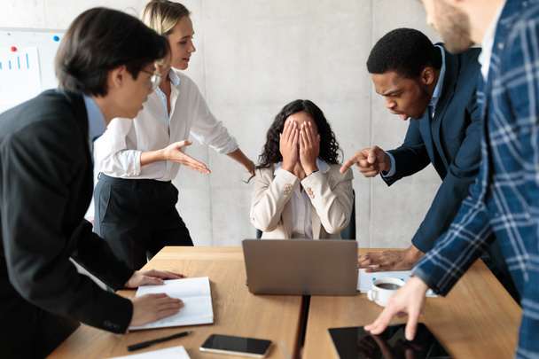 Gente de negocios disgustada gritando a una empleada infeliz en el cargo - Foto, Imagen