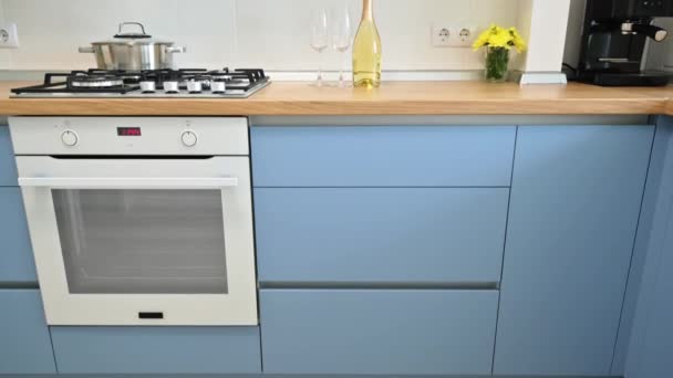 Moderni sininen-sinivihreä ja valkoinen keittiö sisustus - Materiaali, video