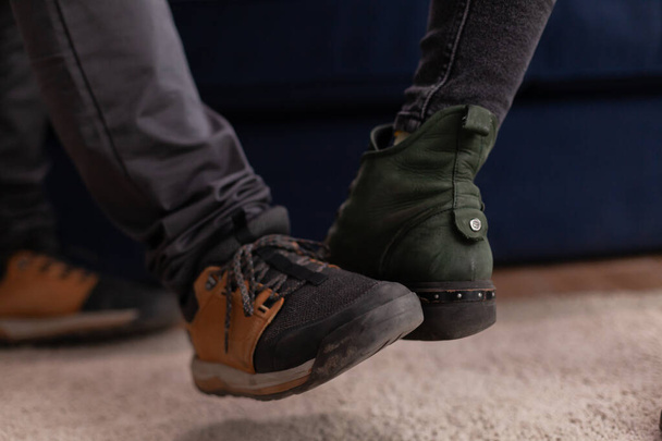 Bekannte, die Füße berühren und soziale Distanz wahren - Foto, Bild