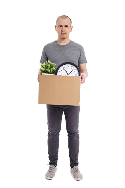 moving day concept - άνθρωπος που κρατά κουτί με αντικείμενα που απομονώνονται σε λευκό φόντο - Φωτογραφία, εικόνα