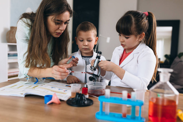 children with their mother do chemical experiments at home - Zdjęcie, obraz