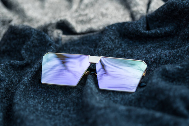 Modelo de gafas de sol sobredimensionadas con lentes planas rosadas que disparan afuera en un primer plano de día soleado. Enfoque selectivo - Foto, imagen
