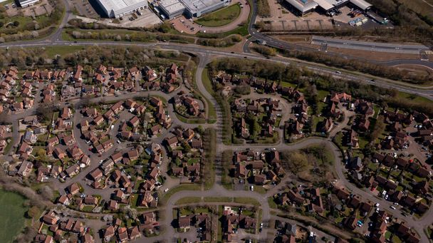 Foto aérea del pueblo de Caldecotte en Milton Keynes Reino Unido mostrando una típica urbanización británica en un soleado día de verano tomado con un dron desde arriba - Foto, Imagen