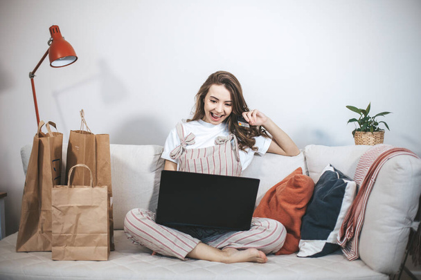Jeune femme millénaire shopping en ligne à la maison. - Photo, image