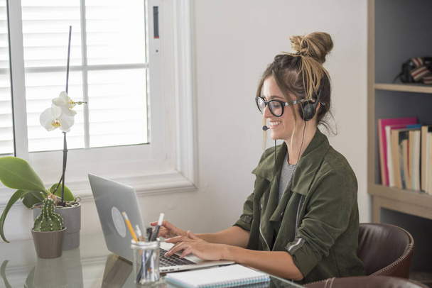 Gelukkig volwassen jonge vrouw in video call conferentie thuis in slim werken gratis alternatieve kantoorbaan levensstijl - Foto, afbeelding