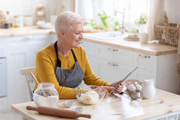 インターネットのレシピによる幸せな老女料理 - 写真・画像