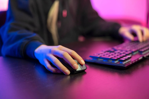Close-up van pro cyber sport gamer spel spelen met toetsenbord en muis - Foto, afbeelding
