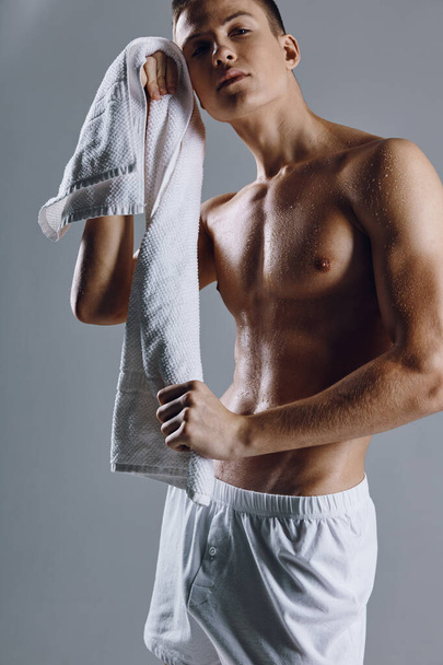 sport gars blanc shorts bodybuilder séance d'entraînement serviette à la main - Photo, image