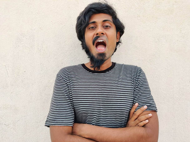 Gritando hombre indio del sur con media barba y bigote de pie con los brazos cruzados. Fondo blanco - Foto, imagen